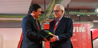 El presidente de la Diputación de Ciudad Real entrega a Félix Solís el reconocimiento Magister FENAVIN Magister FENAVIN