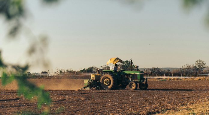 La factura del otoño: mover la tierra costará al campo 200 millones más en gasóleo B que el año pasado Ayudas PAC