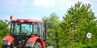 Investigan a un niño de 15 años por conducir un tractor, con su madre de copiloto tractor