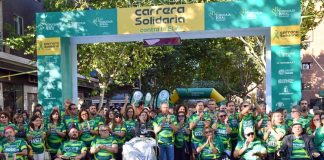 La fuerza de la solidaridad: Fundación Eurocaja Rural moviliza más de 5.300 personas en su lucha contra la ELA Toledo se ha vuelto a convertir en el epicentro de la solidaridad con la celebración de la Carrera Solidaria Contra la ELA de Fundación Eurocaja Rural, que este año ha batido un nuevo récord de participación superando los 5.300 inscritos. El 100% de la recaudación recabada se destinará íntegramente a mejorar la vida de personas enfermas de Esclerosis Lateral Amiotrófica (ELA) y a impulsar la investigación sobre esta enfermedad neurodegenerativa. La cifra definitiva se dará a conocer cuando cierren las aportaciones al Dorsal Cero y las acciones '1 foto 1 euro' y '100% solidarios', el próximo 13 de octubre. La jornada comenzó con la tradicional marcha solidaria protagonizada por personas enfermas de ELA, familiares, cuidadores, representantes de las entidades beneficiarias y autoridades, que recorrieron juntos los primeros metros del trazado como símbolo de unidad y visibilidad. Esta edición 8 entidades son las beneficiarias de la carrera y a las que se donará el 100% de lo recaudado: Asociación Regional ELA CLM-Adelante, ADELA Madrid, ELA Castilla y León, ADELA Comunidad Valenciana, ELA Región de Murcia, ARAELA (Aragón), CanELA (Cantabria) y VencELA (La Rioja). Durante el acto inaugural, el presidente de Eurocaja Rural, Javier López Martín, leyó un emotivo manifiesto en el que destacó que "esta carrera es una llamada a la esperanza, la investigación y a la acción, porque cada paso que damos hoy puede acercarnos a un mañana más justo, más humano y más digno. Hoy estamos aquí para sentir, para unir nuestras fuerzas, nuestras voces, nuestros corazones y para demostrar que cuando la sociedad se moviliza, puede transformar realidades. No sabemos cuánto tiempo nos da la vida, pero sí sabemos que cada día cuenta. De esta manera estamos haciendo que cuente. Que esta carrera sea un grito colectivo, un latido compartido, una promesa de que seguiremos luchando, cueste lo que cueste". La cita deportiva incluyó recorridos de 5 y 10 kilómetros, además de carreras infantiles adaptadas por edades. Todos los trazados fueron accesibles e inclusivos, con salida y meta en la sede de Eurocaja Rural (calle Méjico, 2), atravesando lugares emblemáticos de Toledo como la Puerta de Bisagra. Como novedad, este año todas las formas de participación se han considerado donaciones, con posibilidad de desgravación fiscal de hasta el 80% del importe aportado. La edición de 2025 ha contado con el respaldo de empresas privadas como MINSAIT (Indra), Grupo EULEN o Grupo Unitel, pero también de administraciones públicas como la Junta de Comunidades de Castilla-La Mancha desde la Dirección General de Juventud y Deportes. Además, como colaboradores especiales, participarán el Ayuntamiento de Toledo y las Fuerzas y Cuerpos de Seguridad del Estado, así como entidades sociales y empresas que colaboran aportando donaciones y apoyando en la organización. Mención especial merece la colaboración propia de Eurocaja Rural que, como entidad de economía social, se vuelca, una vez más, en esta iniciativa. Además del presidente de la Fundación Eurocaja Rural y del director general de la entidad financiera, Javier López Martín y Víctor Manuel Martín López respectivamente, han participado en el evento la consejera portavoz del Gobierno regional, Esther Padilla (acompañada por el director general de Discapacidad de CLM, Francisco José Armenta Menéndez, y la delegada provincial de Bienestar Social, Rosa Quirós) y el alcalde de Toledo, Carlos Velázquez Romo (acompañado por el concejal del Río Tajo, Medio Ambiente y Deportes del Ayuntamiento de Toledo, Rubén Lozano Guerra, y la concejala de Asuntos Sociales, Inclusión, Familia y Mayores, Marisol Illescas León), así como el presidente de ELA Castilla-La Mancha, David Amores, y el presidente de ADELA Comunidad Valenciana, José Jiménez Aroca, en representación de las entidades beneficiarias de la carrera. También el evento ha contado con la asistencia y apoyo de la presidenta de la Diputación Provincial de Toledo, Concepción Cedillo, y la diputada de las Cortes CLM y portavoz del Grupo Popular en las Cortes de CLM, Carolina Agudo Alonso, entre muchos otros. Como representantes de las entidades beneficiarias, han asistido el embajador de ADELANTE Castilla-La Mancha y primer senador con ELA de la historia de España, Juan Ramón Amores; la directora general de ADELA Madrid, Mar García; la presidenta de ELA Región de Murcia, Ely Motellón; la presidenta de ELA Castilla y León, Rosa Mª Gómez Ortega; el presidente de ARAELA (Aragón), Luis Estriragués, el presidente de canELA, Fernando Martín Pérez, y el miembro de la Junta Directiva de VencELA (La Rioja), José Eduardo Terroba. También asistieron a esta edición, en calidad de patrocinadores, el presidente del UNITEL, Mario José Martín Santana, el director de Servicios Financieros de MINSAIT, David Muelas, y la directora Ámbito Territorial de GRUPO EULEN, Mª José Sáez Pérez, así como responsables de las Fuerzas y Cuerpos de Seguridad del Estado. Como novedad, este año además, han acompañado la celebración de la prueba la Legión 501 de Star Wars para significar que, en esta causa, 'la fuerza siempre nos acompaña'. Presidente Fundación Eurocaja Rural: "Hemos aunado solidaridad, familia y compromiso. Tenemos una carrera deportiva, pero también una carrera de esperanza" Durante su intervención ante los medios, el presidente de la Fundación Eurocaja Rural, Javier López Martín, agradeció la participación multitudinaria de la sociedad de toda la geografía nacional, el apoyo de las Administraciones Públicas, así como la respuesta de patrocinadores, colaboradores y voluntarios. "Tenemos una carrera deportiva, pero también una carrera de esperanza. Desde nuestra Fundación escuchamos y entendimos que estos enfermos y estas familias, y que las asociaciones que trabajan con ellos cada día, son los verdaderos protagonistas. Es un acto de justicia que hoy les dediquemos nuestro tiempo, nuestro cariño y desde luego nuestro compromiso con la causa. Decía Stephen Hawking que "mientras hay vida, hay esperanza". Hoy luchamos todos, y aportamos nuestro granito de arena para que esta enfermedad tenga fecha de caducidad. Hoy aquí hay solidaridad, familia y compromiso. El éxito está garantizado porque hemos superado el récord del año pasado de inscripciones, con más de 5.300 personas, y recaudación, cuya cifra definitiva sabremos cuando termine el plazo de colaboración con el dorsal cero el 13 de octubre". Valoración entidades beneficiarias En nombre de las entidades beneficiarias de la carrera intervinieron el presidente de ELA Castilla-La Mancha, David Amores y el presidente de ADELA Comunidad Valenciana, José Jiménez Aroca. David Amores manifestó su agradecimiento a todos los participantes por sumar valores en un día deportivo y solidario. "Solo tengo palabras de gratitud a Eurocaja Rural y su Fundación por todo el trabajo y cariño, y por convertir a Toledo y esta carrera en el epicentro nacional contra la ELA. No hay ningún evento a nivel nacional que reúna a tantas entidades y corredores como ésta. Todos los fondos recaudados irán destinados a diversos servicios para enfermos (fisioterapia, logopedia o servicios a domicilio tan necesarios para dar calidad de vida a los pocos años de esperanza de vida que nos dan como afectados de ELA) y para dedicar recursos también a la investigación, a esa esperanza para que algún día tengamos cura o tratamiento que alargue nuestra esperanza de vida". Por su parte, el presidente de ADELA Comunidad Valenciana subrayó que "hoy es un día de alegría porque gracias a Fundación Eurocaja Rural damos visibilidad a una enfermedad como la ELA, porque de lo que no se habla o se ve parece que no existe. Con la recaudación obtenida podremos hacer la vida un poco más fácil a las personas que convivimos con ELA. Necesitamos por parte de la administración mayor voluntad para que se aplique la ley, que conlleva más derecho y humanidad para alrededor de 4.000 personas diagnosticadas en España con ELA". Administraciones públicas muestran su respaldo al evento deportivo más importante para dar visibilidad a la lucha contra la ELA La consejera portavoz del Gobierno regional, Esther Padilla, agradeció a Fundación Eurocaja Rural la organización de este evento, "uniendo deporte y solidaridad en una causa de la que nadie discrepa. Todos estamos volcados en el apoyo a la investigación y en mejorar las condiciones de vida de los enfermos y enfermas de ELA, que en Castilla-La Mancha están entorno a los 175. Hoy estamos para dar ánimo, para que cada vez estemos todos más implicados en que haya medidas que faciliten la vida de estas personas que sufren una cruel enfermedad como la ELA. Hoy es un día para celebrar, donde estar todos unidos, y que siempre que estaremos apoyando esta causa". Por último, el alcalde de Toledo, Carlos Velázquez Romo, resaltó "que este día se ha convertido en un clásico en la agenda deportiva y solidaria de Toledo. No es una carrera más: es una llamada a la acción para dar visibilidad a una enfermedad contra la ELA, ya que nos implica. Y para exigir que se siga investigando, que se doten más recursos, y que se cumpla una ley que vino con la satisfacción de todos los sectores, pero que lamentablemente no está siendo financiada como debería. Quiero agradecer a Eurocaja Rural, la entidad financiera más importante de nuestra región, y a su Fundación, por el esfuerzo y el ejemplo que proporciona para que las entidades beneficiarias puedan mejorar la atención domiciliaria de los pacientes, y ofrecer servicios como la fisioterapia y la logopedia. Esta iniciativa es un éxito de participación, el evento deportivo más importante para dar visibilidad a la lucha contra la ELA". Detalles de la carrera El carácter benéfico y 100% solidario de esta carrera ha motivado siempre una gran participación social, institucional y empresarial, que se ha podido corroborar con la superación cada año del número de participantes y recaudación, creciendo esta edición en número de inscripciones desde toda la geografía española. Esta edición ha contado con el respaldo de entidades e instituciones como Ayuntamiento de Toledo, Cuerpo Nacional de Policía, Guardia Civil, Academia de Infantería de Toledo, Policía Local de Toledo, Cuerpo de Bomberos de Toledo, Protección Civil y Cruz Roja. Además de corredores populares, han participado clubes de atletismo, deportistas amateurs, familias y grupos de amigos, todos ellos unidos por una causa común. La atmósfera festiva se completó con zonas lúdicas en los alrededores de la carrera, donde niños y adultos disfrutaron de actividades recreativas con un marcado carácter solidario. Quienes no hayan podido asistir presencialmente aún pueden colaborar a través del Dorsal Cero, disponible en https://fundacioneurocajarural.es/ hasta el 13 de octubre. También se puede participar de forma virtual, compartiendo publicaciones en redes sociales a través del hashtag #CarreraSolidariaFundaciónECR, sumando así un euro adicional por cada publicación. La Carrera Solidaria Contra la ELA se consolida como una de las iniciativas más significativas en el ámbito deportivo y social, demostrando que cada paso cuenta en la lucha contra esta enfermedad.