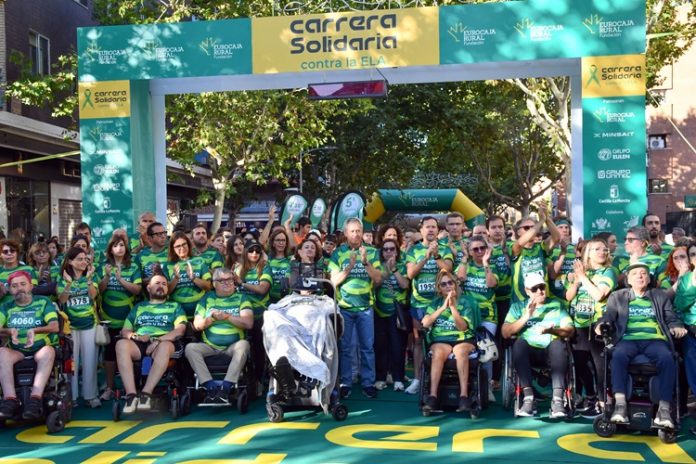 Toledo se ha vuelto a convertir en el epicentro de la solidaridad con la celebración de la Carrera Solidaria Contra la ELA de Fundación Eurocaja Rural, que este año ha batido un nuevo récord de participación superando los 5.300 inscritos. El 100% de la recaudación recabada se destinará íntegramente a mejorar la vida de personas enfermas de Esclerosis Lateral Amiotrófica (ELA) y a impulsar la investigación sobre esta enfermedad neurodegenerativa. La cifra definitiva se dará a conocer cuando cierren las aportaciones al Dorsal Cero y las acciones '1 foto 1 euro' y '100% solidarios', el próximo 13 de octubre. La jornada comenzó con la tradicional marcha solidaria protagonizada por personas enfermas de ELA, familiares, cuidadores, representantes de las entidades beneficiarias y autoridades, que recorrieron juntos los primeros metros del trazado como símbolo de unidad y visibilidad. Esta edición 8 entidades son las beneficiarias de la carrera y a las que se donará el 100% de lo recaudado: Asociación Regional ELA CLM-Adelante, ADELA Madrid, ELA Castilla y León, ADELA Comunidad Valenciana, ELA Región de Murcia, ARAELA (Aragón), CanELA (Cantabria) y VencELA (La Rioja). Durante el acto inaugural, el presidente de Eurocaja Rural, Javier López Martín, leyó un emotivo manifiesto en el que destacó que "esta carrera es una llamada a la esperanza, la investigación y a la acción, porque cada paso que damos hoy puede acercarnos a un mañana más justo, más humano y más digno. Hoy estamos aquí para sentir, para unir nuestras fuerzas, nuestras voces, nuestros corazones y para demostrar que cuando la sociedad se moviliza, puede transformar realidades. No sabemos cuánto tiempo nos da la vida, pero sí sabemos que cada día cuenta. De esta manera estamos haciendo que cuente. Que esta carrera sea un grito colectivo, un latido compartido, una promesa de que seguiremos luchando, cueste lo que cueste". La cita deportiva incluyó recorridos de 5 y 10 kilómetros, además de carreras infantiles adaptadas por edades. Todos los trazados fueron accesibles e inclusivos, con salida y meta en la sede de Eurocaja Rural (calle Méjico, 2), atravesando lugares emblemáticos de Toledo como la Puerta de Bisagra. Como novedad, este año todas las formas de participación se han considerado donaciones, con posibilidad de desgravación fiscal de hasta el 80% del importe aportado. La edición de 2025 ha contado con el respaldo de empresas privadas como MINSAIT (Indra), Grupo EULEN o Grupo Unitel, pero también de administraciones públicas como la Junta de Comunidades de Castilla-La Mancha desde la Dirección General de Juventud y Deportes. Además, como colaboradores especiales, participarán el Ayuntamiento de Toledo y las Fuerzas y Cuerpos de Seguridad del Estado, así como entidades sociales y empresas que colaboran aportando donaciones y apoyando en la organización. Mención especial merece la colaboración propia de Eurocaja Rural que, como entidad de economía social, se vuelca, una vez más, en esta iniciativa. Además del presidente de la Fundación Eurocaja Rural y del director general de la entidad financiera, Javier López Martín y Víctor Manuel Martín López respectivamente, han participado en el evento la consejera portavoz del Gobierno regional, Esther Padilla (acompañada por el director general de Discapacidad de CLM, Francisco José Armenta Menéndez, y la delegada provincial de Bienestar Social, Rosa Quirós) y el alcalde de Toledo, Carlos Velázquez Romo (acompañado por el concejal del Río Tajo, Medio Ambiente y Deportes del Ayuntamiento de Toledo, Rubén Lozano Guerra, y la concejala de Asuntos Sociales, Inclusión, Familia y Mayores, Marisol Illescas León), así como el presidente de ELA Castilla-La Mancha, David Amores, y el presidente de ADELA Comunidad Valenciana, José Jiménez Aroca, en representación de las entidades beneficiarias de la carrera. También el evento ha contado con la asistencia y apoyo de la presidenta de la Diputación Provincial de Toledo, Concepción Cedillo, y la diputada de las Cortes CLM y portavoz del Grupo Popular en las Cortes de CLM, Carolina Agudo Alonso, entre muchos otros. Como representantes de las entidades beneficiarias, han asistido el embajador de ADELANTE Castilla-La Mancha y primer senador con ELA de la historia de España, Juan Ramón Amores; la directora general de ADELA Madrid, Mar García; la presidenta de ELA Región de Murcia, Ely Motellón; la presidenta de ELA Castilla y León, Rosa Mª Gómez Ortega; el presidente de ARAELA (Aragón), Luis Estriragués, el presidente de canELA, Fernando Martín Pérez, y el miembro de la Junta Directiva de VencELA (La Rioja), José Eduardo Terroba. También asistieron a esta edición, en calidad de patrocinadores, el presidente del UNITEL, Mario José Martín Santana, el director de Servicios Financieros de MINSAIT, David Muelas, y la directora Ámbito Territorial de GRUPO EULEN, Mª José Sáez Pérez, así como responsables de las Fuerzas y Cuerpos de Seguridad del Estado. Como novedad, este año además, han acompañado la celebración de la prueba la Legión 501 de Star Wars para significar que, en esta causa, 'la fuerza siempre nos acompaña'. Presidente Fundación Eurocaja Rural: "Hemos aunado solidaridad, familia y compromiso. Tenemos una carrera deportiva, pero también una carrera de esperanza" Durante su intervención ante los medios, el presidente de la Fundación Eurocaja Rural, Javier López Martín, agradeció la participación multitudinaria de la sociedad de toda la geografía nacional, el apoyo de las Administraciones Públicas, así como la respuesta de patrocinadores, colaboradores y voluntarios. "Tenemos una carrera deportiva, pero también una carrera de esperanza. Desde nuestra Fundación escuchamos y entendimos que estos enfermos y estas familias, y que las asociaciones que trabajan con ellos cada día, son los verdaderos protagonistas. Es un acto de justicia que hoy les dediquemos nuestro tiempo, nuestro cariño y desde luego nuestro compromiso con la causa. Decía Stephen Hawking que "mientras hay vida, hay esperanza". Hoy luchamos todos, y aportamos nuestro granito de arena para que esta enfermedad tenga fecha de caducidad. Hoy aquí hay solidaridad, familia y compromiso. El éxito está garantizado porque hemos superado el récord del año pasado de inscripciones, con más de 5.300 personas, y recaudación, cuya cifra definitiva sabremos cuando termine el plazo de colaboración con el dorsal cero el 13 de octubre". Valoración entidades beneficiarias En nombre de las entidades beneficiarias de la carrera intervinieron el presidente de ELA Castilla-La Mancha, David Amores y el presidente de ADELA Comunidad Valenciana, José Jiménez Aroca. David Amores manifestó su agradecimiento a todos los participantes por sumar valores en un día deportivo y solidario. "Solo tengo palabras de gratitud a Eurocaja Rural y su Fundación por todo el trabajo y cariño, y por convertir a Toledo y esta carrera en el epicentro nacional contra la ELA. No hay ningún evento a nivel nacional que reúna a tantas entidades y corredores como ésta. Todos los fondos recaudados irán destinados a diversos servicios para enfermos (fisioterapia, logopedia o servicios a domicilio tan necesarios para dar calidad de vida a los pocos años de esperanza de vida que nos dan como afectados de ELA) y para dedicar recursos también a la investigación, a esa esperanza para que algún día tengamos cura o tratamiento que alargue nuestra esperanza de vida". Por su parte, el presidente de ADELA Comunidad Valenciana subrayó que "hoy es un día de alegría porque gracias a Fundación Eurocaja Rural damos visibilidad a una enfermedad como la ELA, porque de lo que no se habla o se ve parece que no existe. Con la recaudación obtenida podremos hacer la vida un poco más fácil a las personas que convivimos con ELA. Necesitamos por parte de la administración mayor voluntad para que se aplique la ley, que conlleva más derecho y humanidad para alrededor de 4.000 personas diagnosticadas en España con ELA". Administraciones públicas muestran su respaldo al evento deportivo más importante para dar visibilidad a la lucha contra la ELA La consejera portavoz del Gobierno regional, Esther Padilla, agradeció a Fundación Eurocaja Rural la organización de este evento, "uniendo deporte y solidaridad en una causa de la que nadie discrepa. Todos estamos volcados en el apoyo a la investigación y en mejorar las condiciones de vida de los enfermos y enfermas de ELA, que en Castilla-La Mancha están entorno a los 175. Hoy estamos para dar ánimo, para que cada vez estemos todos más implicados en que haya medidas que faciliten la vida de estas personas que sufren una cruel enfermedad como la ELA. Hoy es un día para celebrar, donde estar todos unidos, y que siempre que estaremos apoyando esta causa". Por último, el alcalde de Toledo, Carlos Velázquez Romo, resaltó "que este día se ha convertido en un clásico en la agenda deportiva y solidaria de Toledo. No es una carrera más: es una llamada a la acción para dar visibilidad a una enfermedad contra la ELA, ya que nos implica. Y para exigir que se siga investigando, que se doten más recursos, y que se cumpla una ley que vino con la satisfacción de todos los sectores, pero que lamentablemente no está siendo financiada como debería. Quiero agradecer a Eurocaja Rural, la entidad financiera más importante de nuestra región, y a su Fundación, por el esfuerzo y el ejemplo que proporciona para que las entidades beneficiarias puedan mejorar la atención domiciliaria de los pacientes, y ofrecer servicios como la fisioterapia y la logopedia. Esta iniciativa es un éxito de participación, el evento deportivo más importante para dar visibilidad a la lucha contra la ELA". Detalles de la carrera El carácter benéfico y 100% solidario de esta carrera ha motivado siempre una gran participación social, institucional y empresarial, que se ha podido corroborar con la superación cada año del número de participantes y recaudación, creciendo esta edición en número de inscripciones desde toda la geografía española. Esta edición ha contado con el respaldo de entidades e instituciones como Ayuntamiento de Toledo, Cuerpo Nacional de Policía, Guardia Civil, Academia de Infantería de Toledo, Policía Local de Toledo, Cuerpo de Bomberos de Toledo, Protección Civil y Cruz Roja. Además de corredores populares, han participado clubes de atletismo, deportistas amateurs, familias y grupos de amigos, todos ellos unidos por una causa común. La atmósfera festiva se completó con zonas lúdicas en los alrededores de la carrera, donde niños y adultos disfrutaron de actividades recreativas con un marcado carácter solidario. Quienes no hayan podido asistir presencialmente aún pueden colaborar a través del Dorsal Cero, disponible en https://fundacioneurocajarural.es/ hasta el 13 de octubre. También se puede participar de forma virtual, compartiendo publicaciones en redes sociales a través del hashtag #CarreraSolidariaFundaciónECR, sumando así un euro adicional por cada publicación. La Carrera Solidaria Contra la ELA se consolida como una de las iniciativas más significativas en el ámbito deportivo y social, demostrando que cada paso cuenta en la lucha contra esta enfermedad.