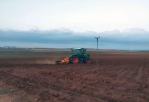 ASAJA Albacete rechaza la nueva normativa sobre nutrición sostenible de suelos agrarios tractor