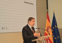 El ministro de Agricultura lanza un mensaje de tranquilidad tras la aparición de peste porcina africana en animales silvestres Luis Planas