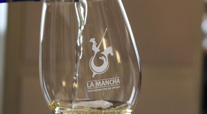 A las puertas de la Navidad, con los vinos jóvenes 2025 ya embotellados, es el momento para los blancos Airén vino Airén