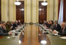 El ministro de Agricultura asegura que los objetivos de la PAC continúan vigentes Ministro con Cooperativas