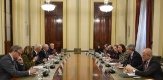 El ministro de Agricultura asegura que los objetivos de la PAC continúan vigentes Ministro con Cooperativas