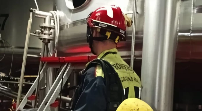 Fallece un trabajador tras quedar atrapado en una cisterna en una conocida bodega de Valdepeñas bomberos