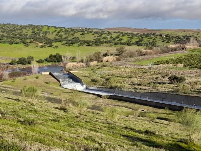 La presa de Villalba, hoy, aliviando (2) 26.02.05 presa