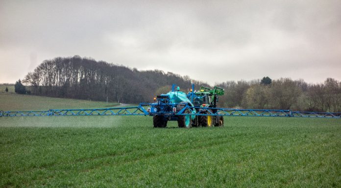 Pide a la Comisión Europea la suspensión de la tasa de carbono en frontera que encarece los fertilizantes
