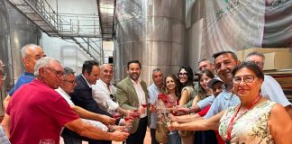 El presidente del PP Castilla-La Mancha anuncia un “ambicioso» programa de rentabilidad del vino Paco Núñez