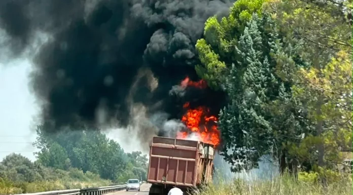 Sale ardiendo una cosechadora en un pueblo de Toledo cosechadora ardiendo