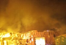 Vídeo. Un incendio calcina un almacén de melón, sandía y pistachos en Ciudad Real