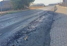 Investiga a un camionero por verter uva en la calzada, provocando un grave accidente uva en la calzada