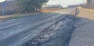 Investiga a un camionero por verter uva en la calzada, provocando un grave accidente uva en la calzada