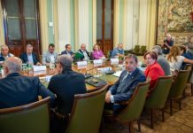 El ministro de Agricultura anuncia la continuidad del apoyo del Gobierno para compensar el sobrecoste del gasóleo agrícola Reunión sector agrario