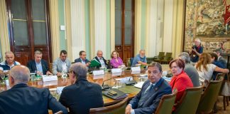 El ministro de Agricultura anuncia la continuidad del apoyo del Gobierno para compensar el sobrecoste del gasóleo agrícola Reunión sector agrario