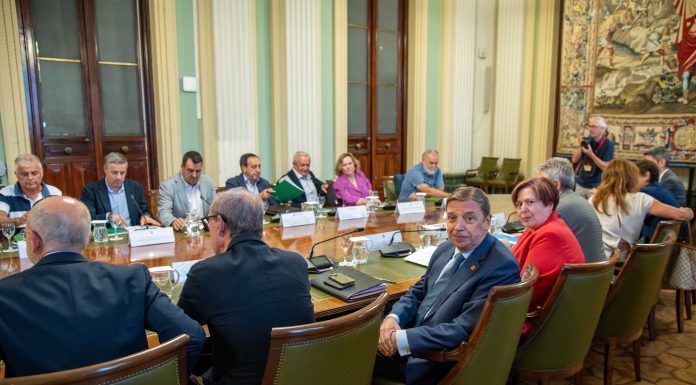 El ministro de Agricultura anuncia la continuidad del apoyo del Gobierno para compensar el sobrecoste del gasóleo agrícola Reunión sector agrario