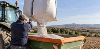 Piden al Gobierno de Castilla-La Mancha ayudas para agricultores ante aumento del precio de fertilizante y gasóleo agricultor