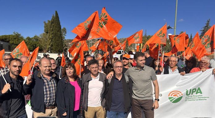 Agricultores y ganaderos, contra las cuerdas por el precio del gasóleo B manifestación UPA