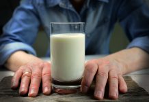 Unión de Uniones alerta de bajadas de precio de la leche en los lineales de supermercados a costa de los ganaderos leche