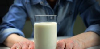 Unión de Uniones alerta de bajadas de precio de la leche en los lineales de supermercados a costa de los ganaderos leche