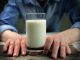 Unión de Uniones alerta de bajadas de precio de la leche en los lineales de supermercados a costa de los ganaderos leche